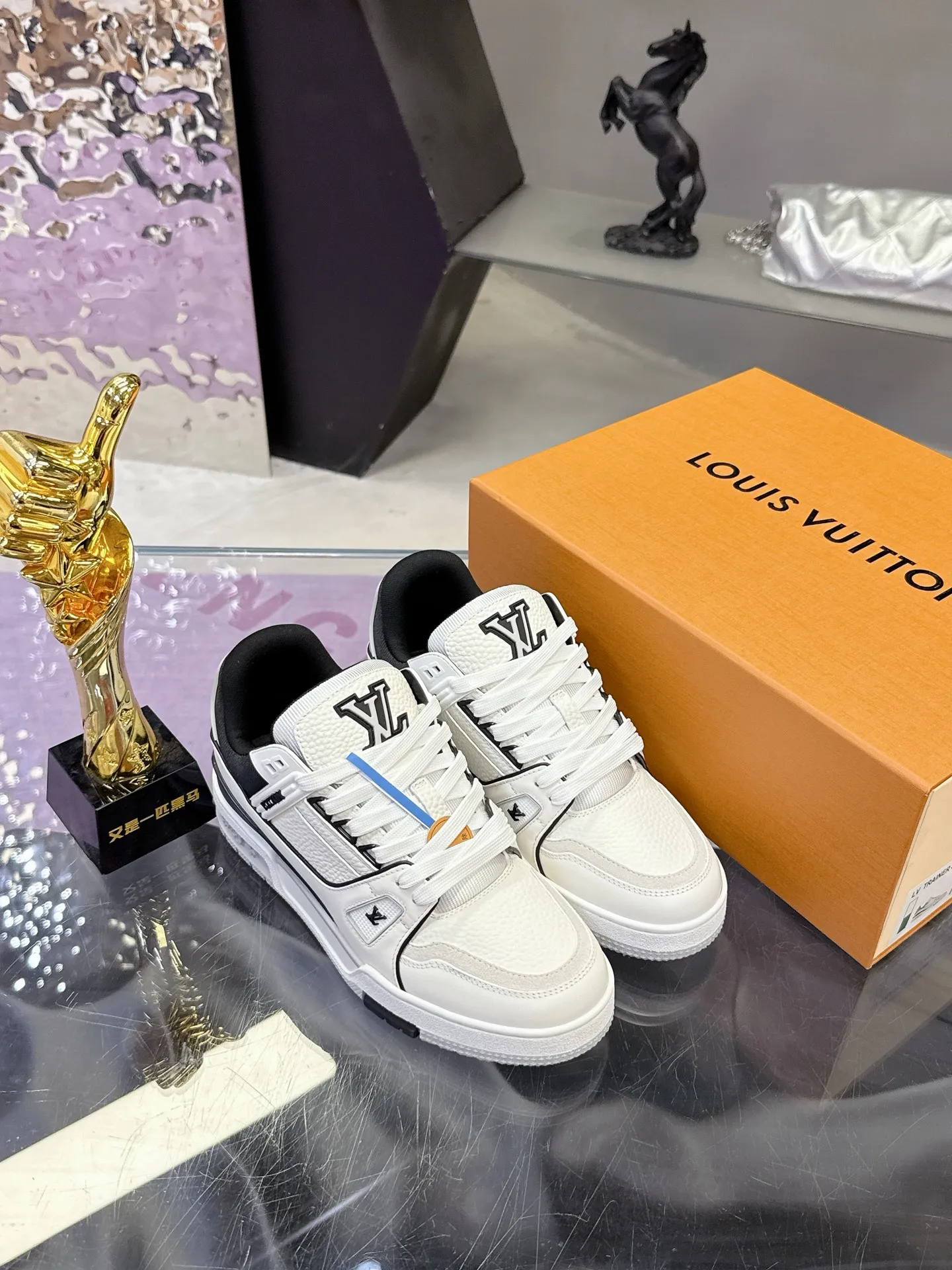 Factory price: 760💰 (latest color) This LV Trainer sneaker is made of grained cow leather, and uses vibrant colors to pay tribute to Virgil Abloh’s original classic inspired by retro basketball shoes. The upper is embellished with rubber LV letters and Vuitton logo, and the outsole is decorated with Monogram flowers. Exquisite packaging at the delivery counter🛍📦 ▪️Fabrics: Original customized first-layer cowhide ▪️Inner lining: Original customized breathable mesh lining ▪️Outsole: Original molded two-color TPU combination outsole ▪️Sole thickness: 3CM ▪️Size: Women's 35-40 Men's 38-46